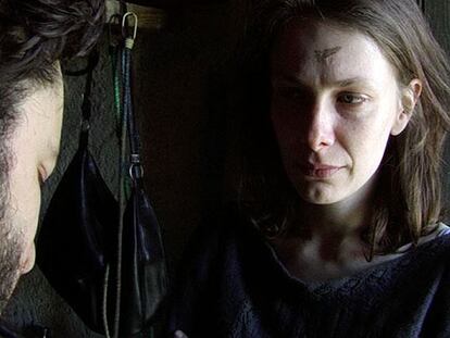 Marie Payen y Eric Caravaca, en una imagen de <i>Clandestino.</i>