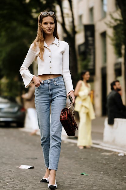 Of course, cardigans have also made a comeback in their more classic form and even in cropped versions. We’re telling you: the latter look especially good paired with high-waisted jeans.