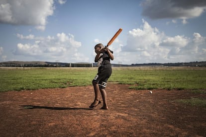 Un niño juega al cricket en Westonaria, Sudáfrica.