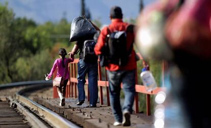 Migrantes junto a las vías del tren 'La Bestia' en Saltillo.