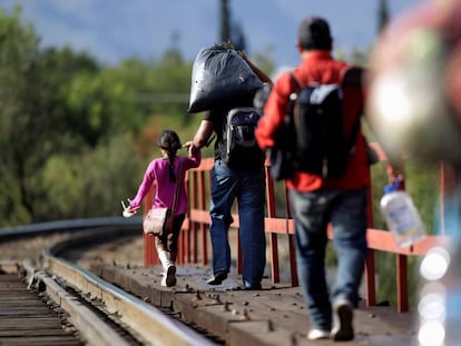 Migrantes junto a las vías del tren 'La Bestia' en Saltillo.