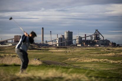 Campo de golf de Cleveland, en Redcar, Middlesbrough. Al fondo, la gran fábrica de acero que durante años dio trabajo a miles de personas y que ahora está cerrada.