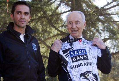 Contador, junto a Simon Peres, que sujeta el maillot firmado por todo el Saxo Bank.