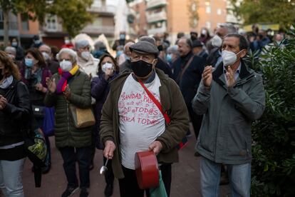 Concentración frente al centro de salud Vicente Soldevilla, en Vallecas, por la falta de médicos, el 15 de noviembre de 2021.

