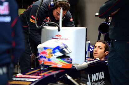 Daniel Ricciardo, de Toro Rosso, observa el panel de tiempos junto a un técnico de su escudería.