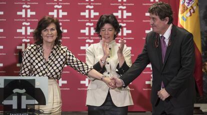 Carmen Calvo da la mano para felicitar a Luis García Montero como nuevo director del Instituto Cervantes.