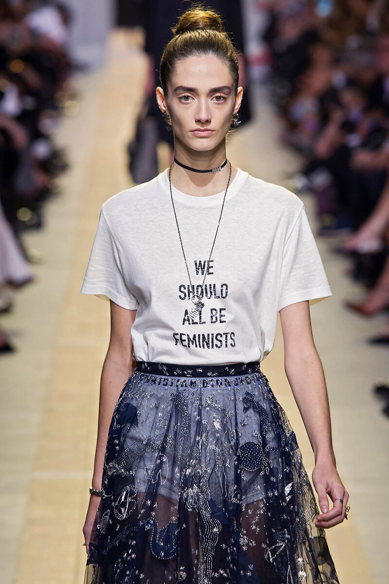 Maria Grazia Chiuri, directora creativa de Dior, incluyó la famosa camiseta en su primera colección para la firma, la de primavera-verano de 2017.