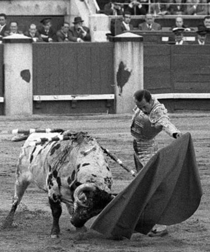 Antoñete, durante su memorable faena al toro <i>Atrevido,</i> en Las Ventas, el 15 de mayo de 1966.