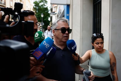 El exsecretario de Organización del PSOE Santos Cerdán junto a varios periodistas en las inmediaciones de su domicilio, este jueves en Madrid.