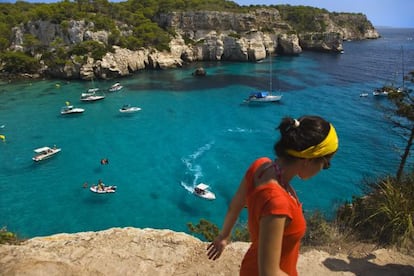 Aguas azul turquesa, naturaleza y nudismo definen la cala Macarella, una de las m&aacute;s famosas de la isla balear.  