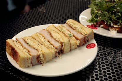 Los sándwiches japoneses katsu sando de Chuka Sando en el mercado de San Antón.