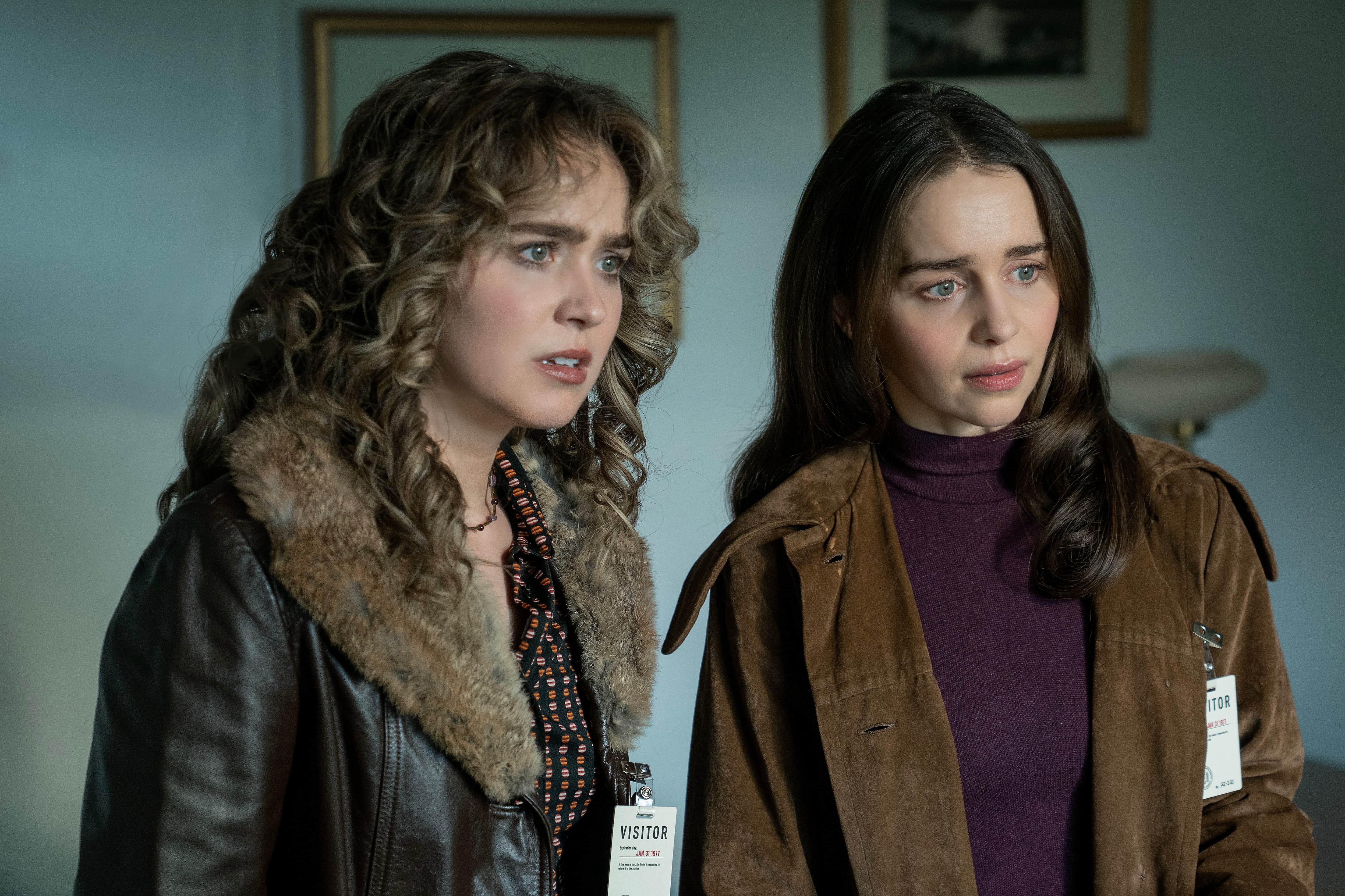 Haley Lu Richardson como Twila y Emilia Clarke como Bea, en la serie 'Ponies'.