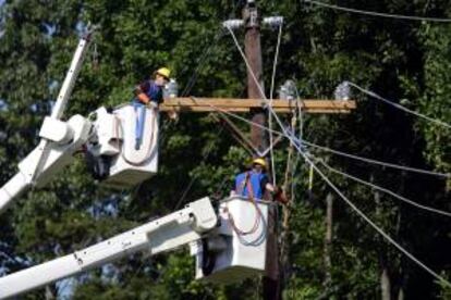 Un grupo de obreros tratan de arreglar un cable de electricidad en Springfield, Virginia, EE.UU. el pasado 2 de julio.