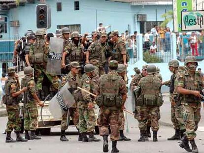 El Ejército de Ecuador toma las calles de Nueva Loja, capital de Sucumbíos.