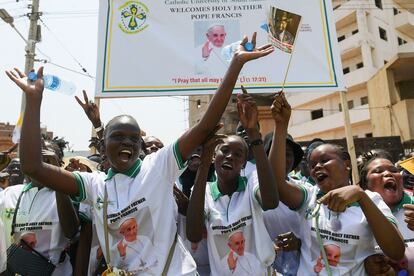 Los asistentes usan camisetas con la imagen del papa y esperan animados su llegada a Juba, Sudán del Sur, este viernes.