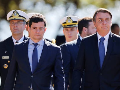 O presidente Jair Bolsonaro (à direita) e seu ministro da Justiça, Sérgio Moro, durante um ato militar.