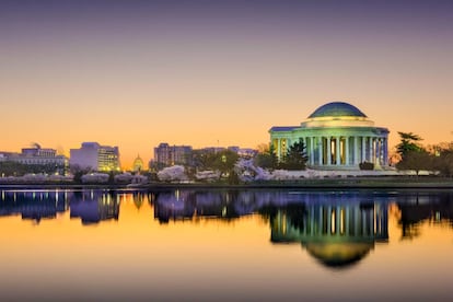 Cerezos en flor y el edificio neoclásico del Jefferson Memorial reflejándose en las aguas del Tidal Basin, en Washington.