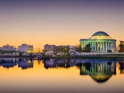 Cerezos en flor y el edificio neoclásico del Jefferson Memorial reflejándose en las aguas del Tidal Basin, en Washington.