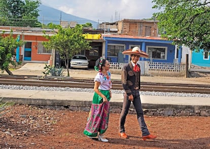 Costumbrismo. Una mujer con traje tradicional y un hombre vestido de mariachi pasean por Tequila (Jalisco). Autobuses de turistas desembocan a diario en el pueblo.