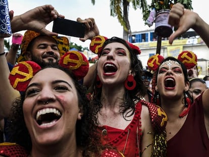 Mulheres vaiam Jair Bolsonaro no carnaval de Olinda.