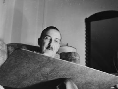 Stefan Zweig, trabajando en un manuscrito hacia 1930.