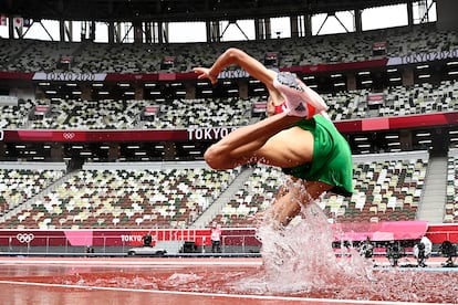 Mohamed Tindouft de Marruecos se cae durante la carrera de obstáculos de 3000m en el Estadio Olímpico de Tokio.