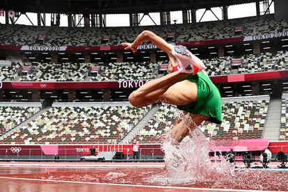 Mohamed Tindouft de Marruecos se cae durante la carrera de obstáculos de 3000m en el Estadio Olímpico de Tokio.