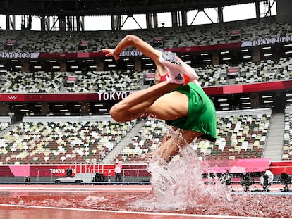 Mohamed Tindouft de Marruecos se cae durante la carrera de obstáculos de 3000m en el Estadio Olímpico de Tokio.