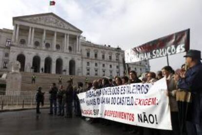 Trabajadores de los astilleros de Viana do Castelo, se manifiestan en frente del Parlamento portugués. EFE/Archivo