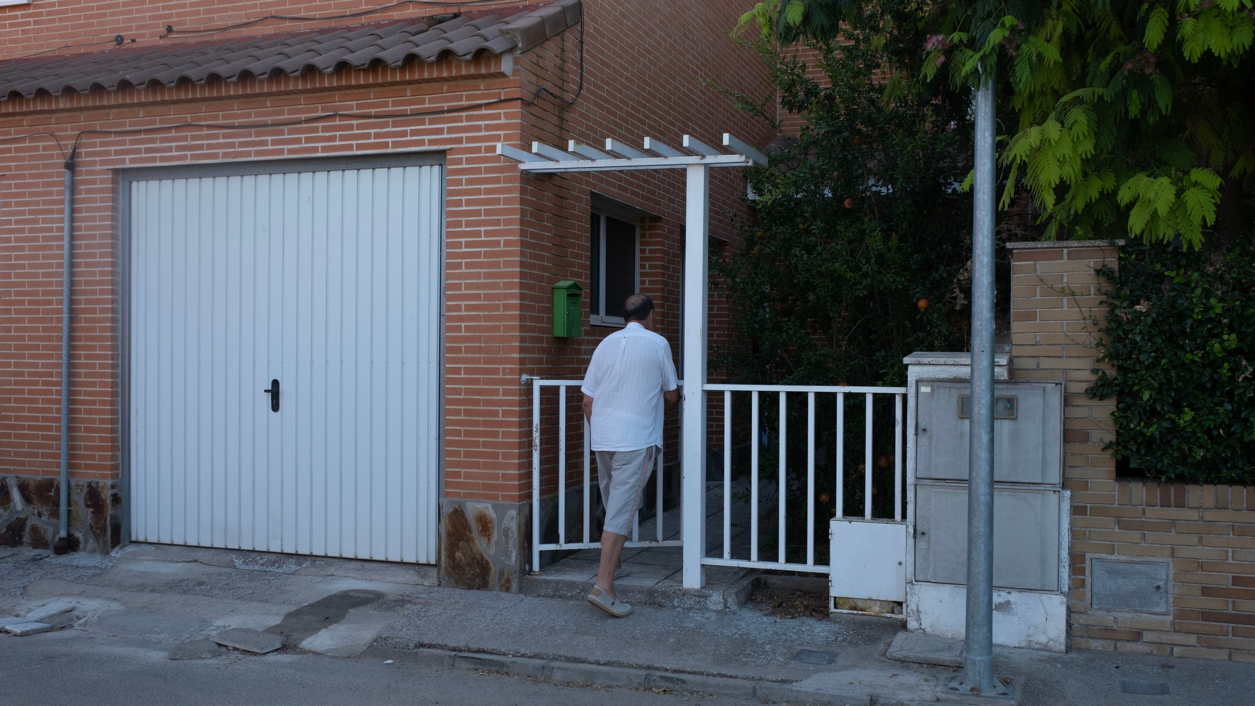 En casa con el padre del detenido por el crimen de Mocejón: “Dejó de hacerme caso. Se volvió un niño contra su padre” 