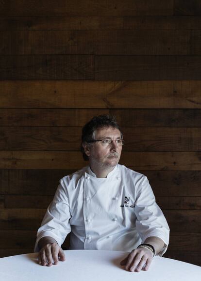 Andoni Luis Aduriz, sentado en el comedor de su restaurante Mugaritz,  en Errenteria (Gipuzkoa).