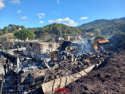 Barracas quemadas tras el incendio en Montcada i Reixac, este viernes.