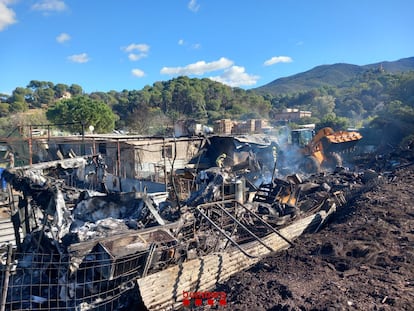 Barracas quemadas tras el incendio en Montcada i Reixac, este viernes.