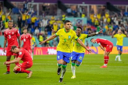 Casemiro celebra tras marcar el gol de Brasil.