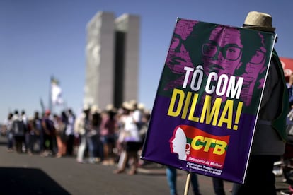 Manifestantes levaram cartazes e material gráfico a favor da presidenta, dias antes de novos protestos pelo impeachment.