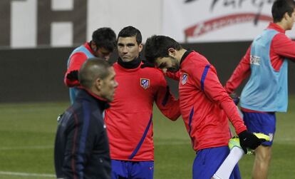 Reyes y Adrián estiran, junto a Simeone, en el primer entrenamiento que dirige el técnico argentino.