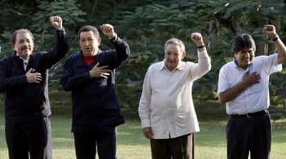 Los presidentes de Nicaragua (Daniel Ortega), Venezuela (Hugo Chávez), Cuba (Raúl Castro) y Bolivia (Evo Morales), durante una reunión celebrada el 13 de diciembre en La Habana.