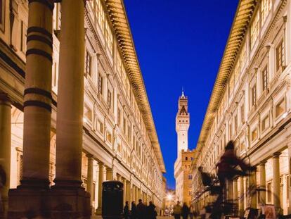 Patio de la Galer&iacute;a degli Uffizi, con el palacio Vecchio al fondo, en Florencia (Italia). 