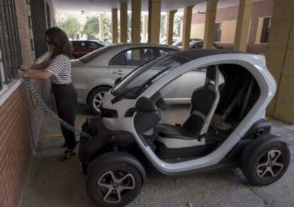 La usuaria Lucía Real, recarga su coche en Sevilla.