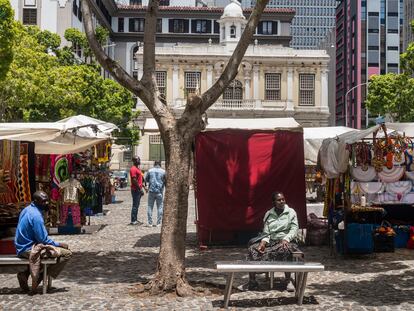 Plaza de Green Market, en Ciudad del Cabo, Sudáfrica, en diciembre de 2020. Los habitualmente abarrotados puestos de artesanía africana están vacíos desde el inicio de la covid-19