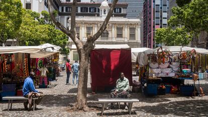 Plaza de Green Market, en Ciudad del Cabo, Sudáfrica, en diciembre de 2020. Los habitualmente abarrotados puestos de artesanía africana están vacíos desde el inicio de la covid-19