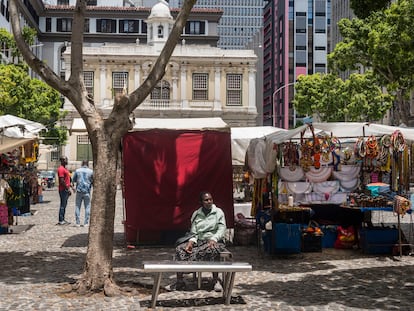 Plaza de Green Market, en Ciudad del Cabo, Sudáfrica, en diciembre de 2020. Los habitualmente abarrotados puestos de artesanía africana están vacíos desde el inicio de la covid-19