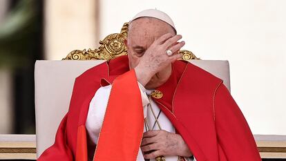 El Papa, este domingo durante la misa del Domingo de Ramos en la plaza de San Pedro, en el Vaticano.