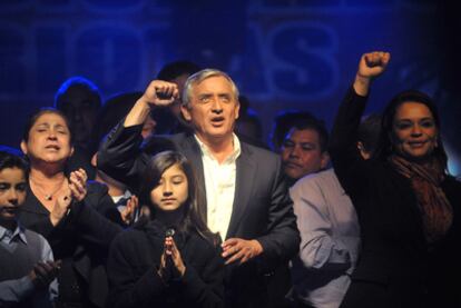Otto Pérez Molina, junto a la vicepresidenta Roxana Baldetti (derecha) celebra su victoria.