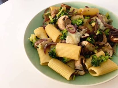 Pasta con br&oacute;coli y cebolla