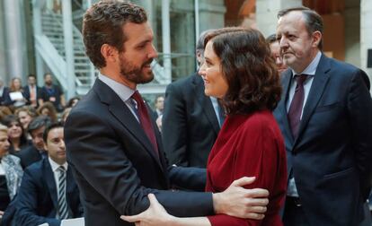 Pablo Casado saluda a la presidenta madrileña, Isabel Díaz Ayuso, este lunes durante el acto por el día internacional contra la violencia machista.