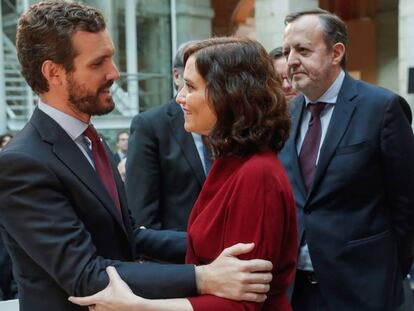 Pablo Casado saluda a la presidenta madrileña, Isabel Díaz Ayuso, este lunes durante el acto por el día internacional contra la violencia machista. 