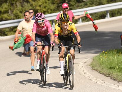 Roglic y Thomas, en la subida final, perseguidos por aficionados portugueses que preceden a Almeida.