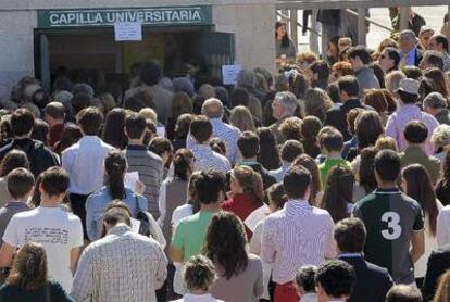 Varios centenares de personas asisten esta mañana a la misa en la capilla de Somosaguas.