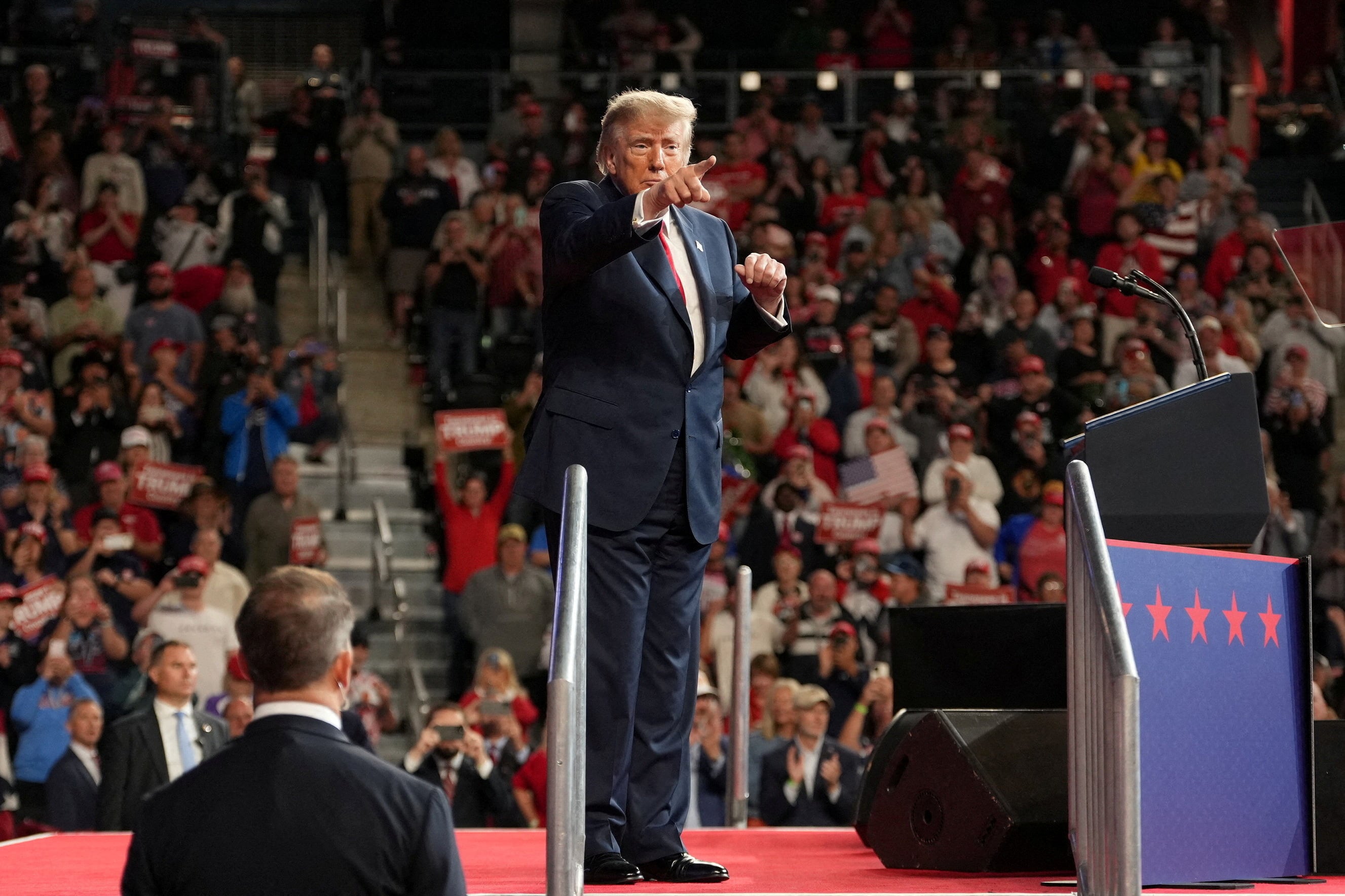 Trump: a la defensiva en las encuestas, desatado en los mítines